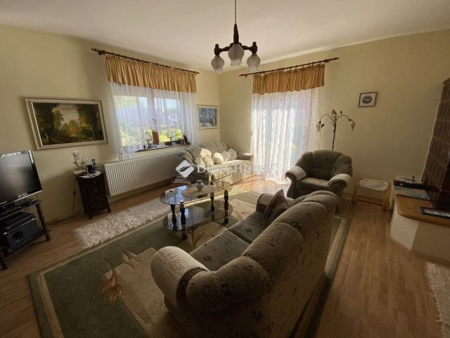 Eladó családi ház, Pécsett 107 M Ft, 5 szobás