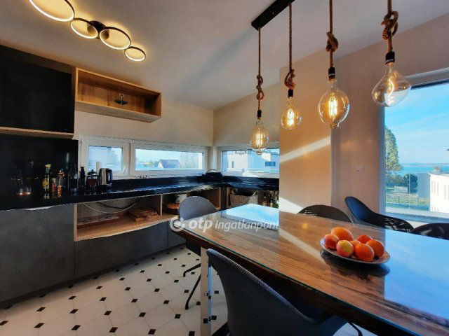 Eladó téglalakás, Siófokon 240 M Ft, 4 szobás