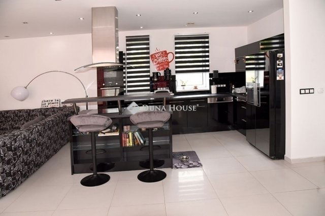 Eladó családi ház, Nagykozáron 119.99 M Ft, 4 szobás