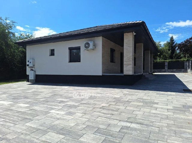 Eladó nyaraló, Balatonakarattyán 249 M Ft, 3 szobás