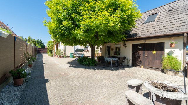 Eladó családi ház, Siófokon 134.9 M Ft, 11 szobás