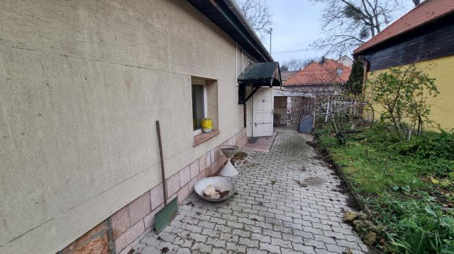 Eladó családi ház, Tatán 53.5 M Ft, 2 szobás