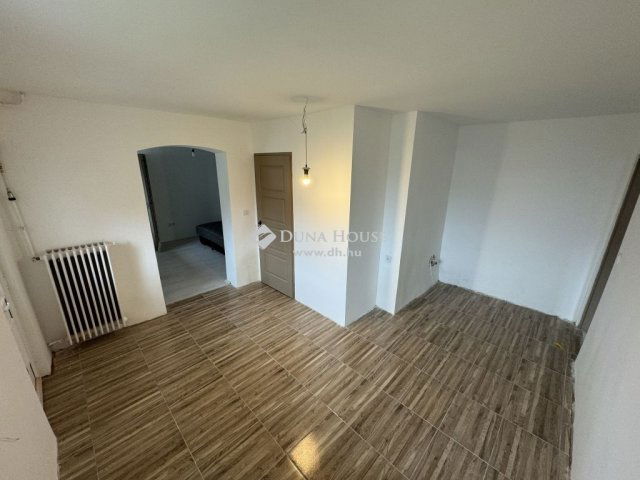 Eladó családi ház, Pécsett 69.99 M Ft, 4 szobás