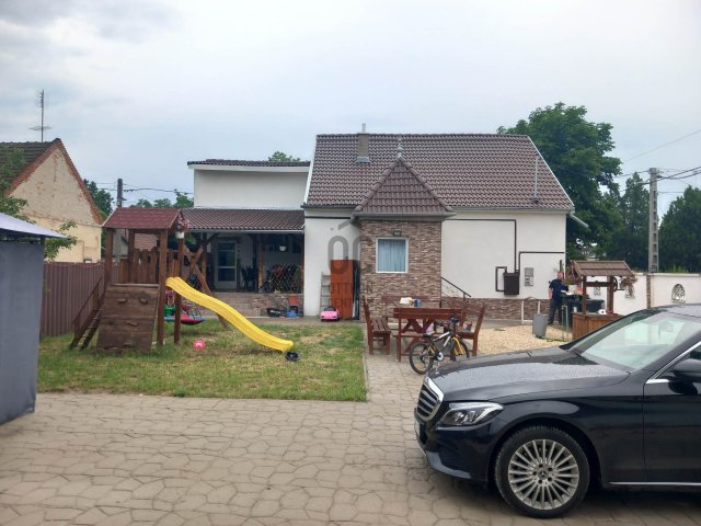 Eladó családi ház, Szolnokon 64 M Ft, 3 szobás