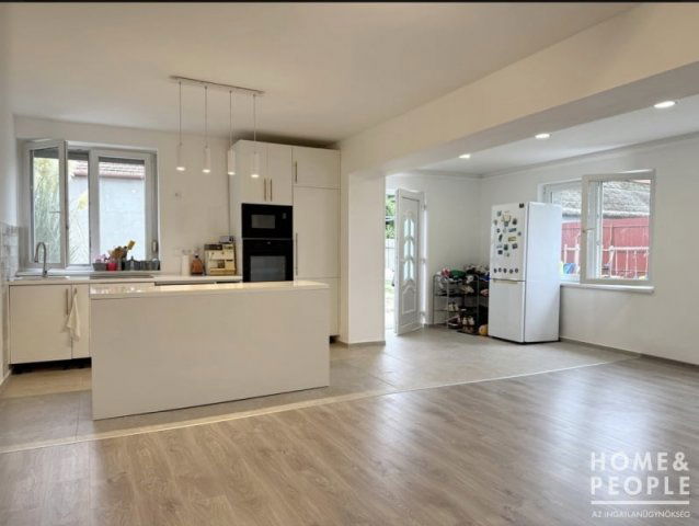 Eladó családi ház, Szentesen 55.8 M Ft, 3 szobás