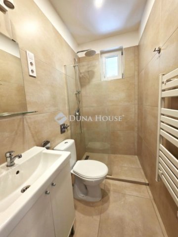 Eladó téglalakás, Pécsett 42.9 M Ft, 1 szobás