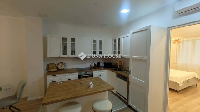 Kiadó téglalakás, albérlet, Budapesten, VI. kerületben