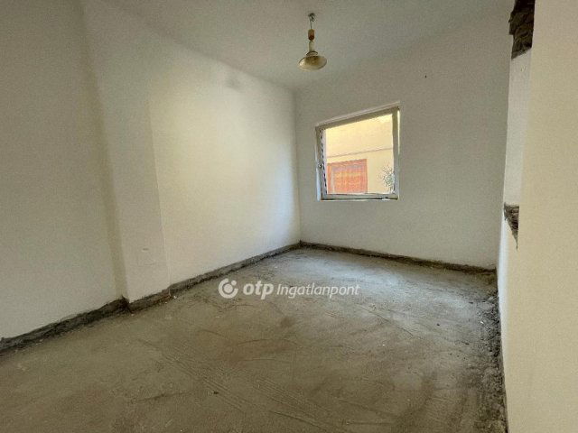 Eladó családi ház, Budapesten, III. kerületben 90.6 M Ft