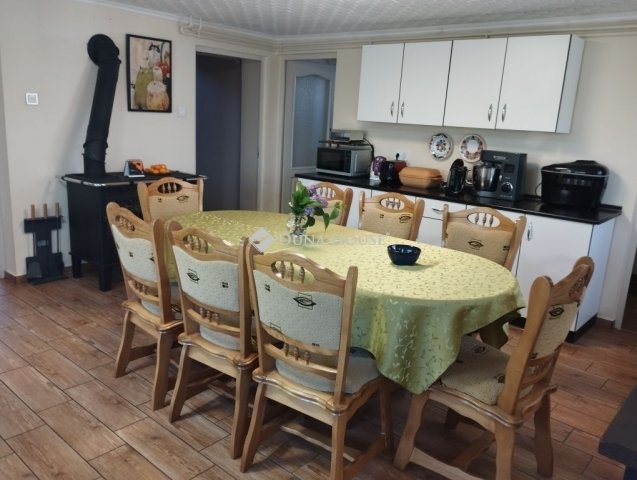 Eladó családi ház, Móron 92 M Ft, 5 szobás