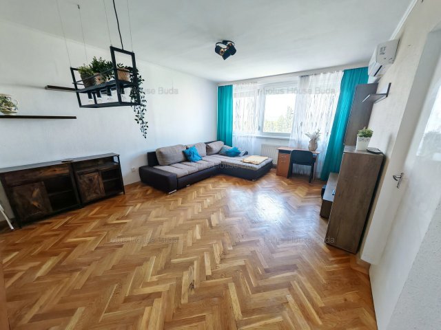 Eladó panellakás, Budapesten, XV. kerületben, Mézeskalács téren