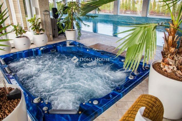 Eladó családi ház, Orosházán 1219.2 M Ft, 10 szobás