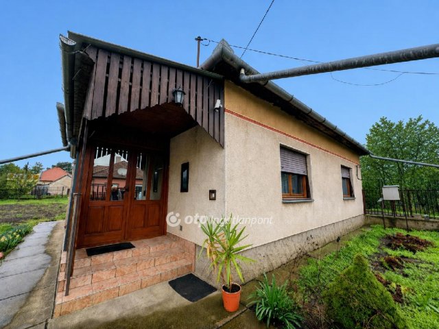 Eladó családi ház, Tiszaföldváron 55 M Ft, 3+1 szobás