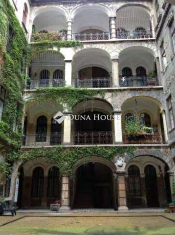 Eladó téglalakás, Budapesten, VI. kerületben 85.5 M Ft, 1 szobás