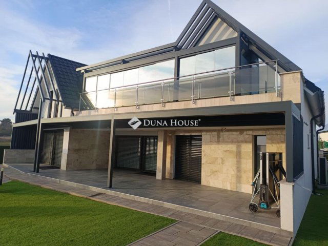 Eladó családi ház, Balatonakaliban 849.9 M Ft, 6 szobás