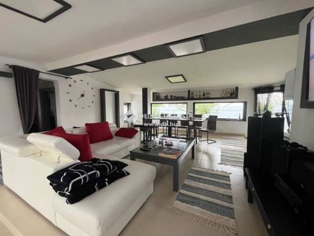 Eladó ipari ingatlan, Szentlőrinckátán 89.54 M Ft