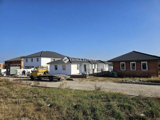 Eladó téglalakás, Mendén 79.9 M Ft, 4 szobás