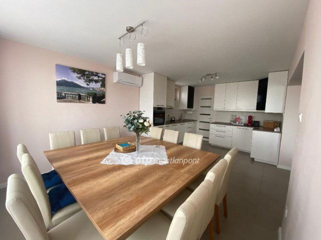 Eladó családi ház, Velencén 220 M Ft, 4 szobás