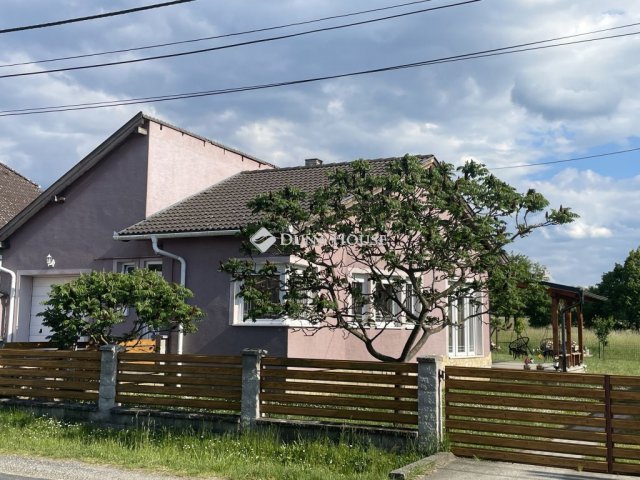 Eladó családi ház, Nádasdon 84.99 M Ft, 4 szobás