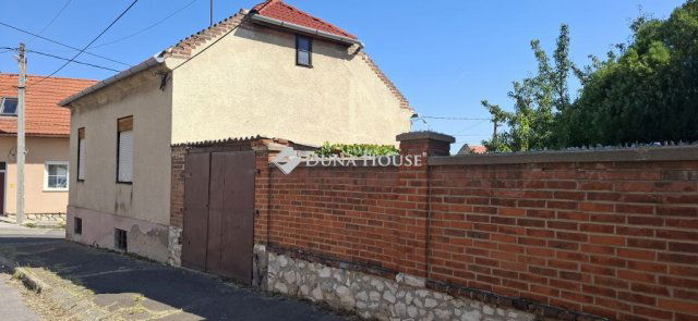 Eladó családi ház, Pécsett 32 M Ft, 2+1 szobás