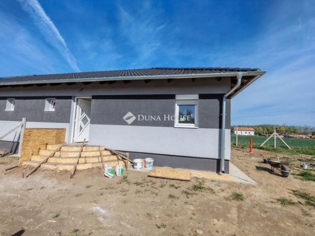 Eladó ikerház, Pilisen 36.5 M Ft, 2 szobás / költözzbe.hu
