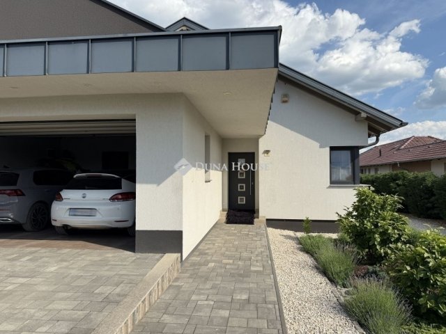 Eladó családi ház, Péterin 155 M Ft, 3 szobás