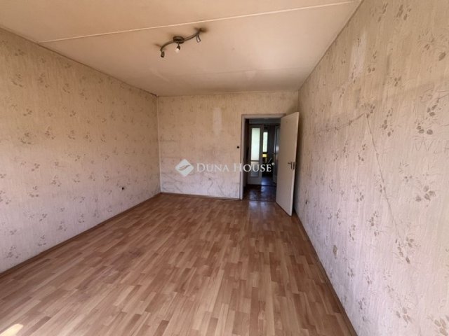 Eladó panellakás, Pécsett 38 M Ft, 2 szobás