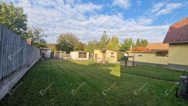 Eladó családi ház, Komáromban 62.9 M Ft, 4 szobás