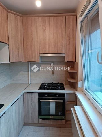 Eladó panellakás, Százhalombattán 68.4 M Ft, 3 szobás