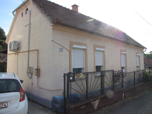 Eladó családi ház, Komlón 26.5 M Ft, 3 szobás