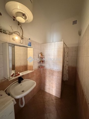 Eladó családi ház, Vecsésen 185 M Ft, 9 szobás