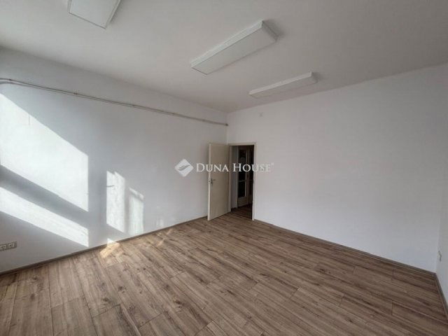Kiadó iroda, Kiskunfélegyházán 120 E Ft / hó