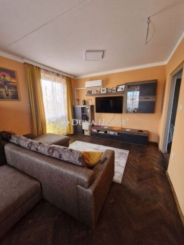 Eladó panellakás, Pécsett 61.99 M Ft, 3 szobás