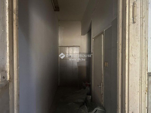 Eladó üzlethelyiség, Esztergomban 60 M Ft / költözzbe.hu