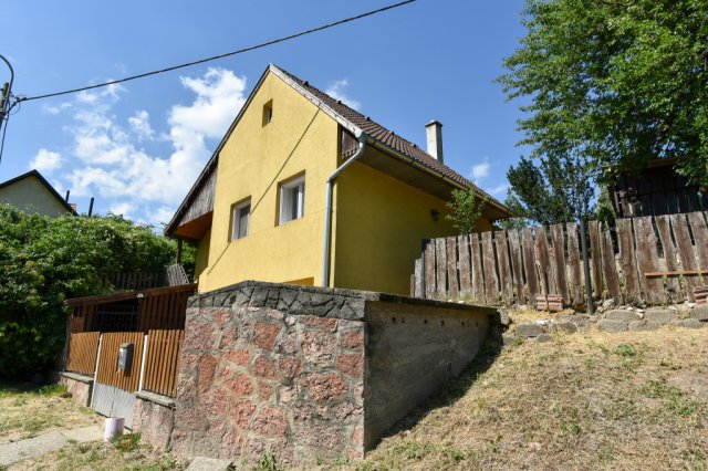 Eladó nyaraló, Nyergesújfaluban 26.99 M Ft, 2 szobás