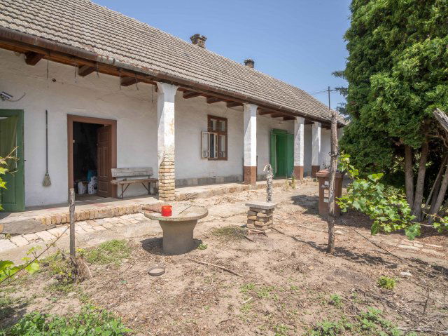 Eladó családi ház, Lajoskomáromban, Köztársaság utcában