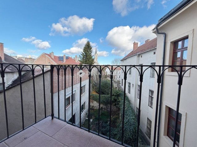 Eladó téglalakás, Sopronban 83.325 M Ft, 3 szobás