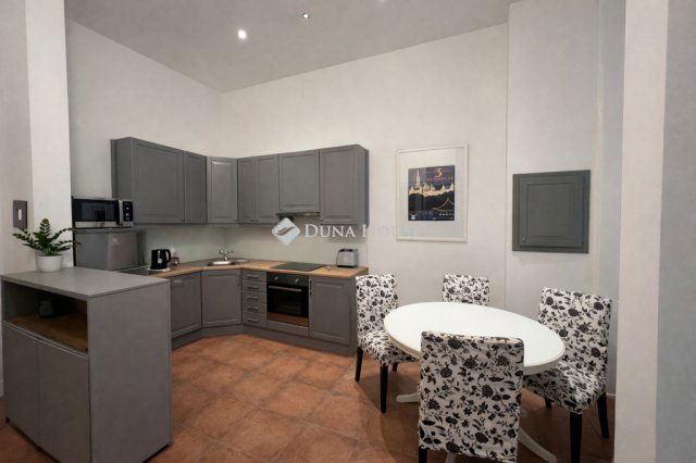 Eladó téglalakás, Budapesten, VI. kerületben 118 M Ft, 2 szobás