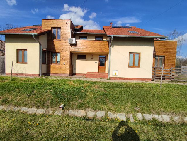 Eladó családi ház, Sándorfalván 135 M Ft, 6+4 szobás