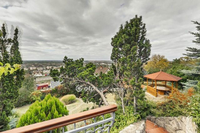 Eladó családi ház, Tatabányán 199 M Ft, 6+3 szobás