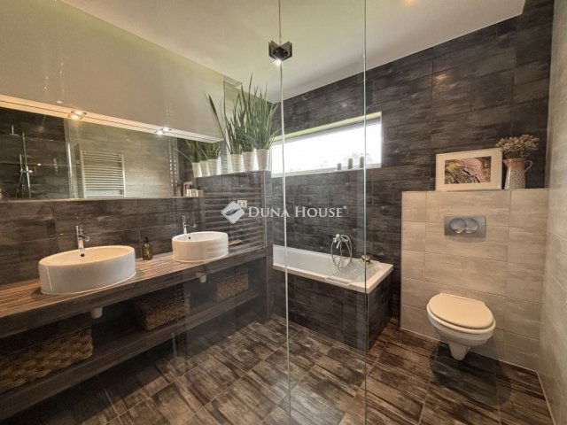 Eladó ikerház, Budapesten, XVIII. kerületben 199 M Ft, 4 szobás