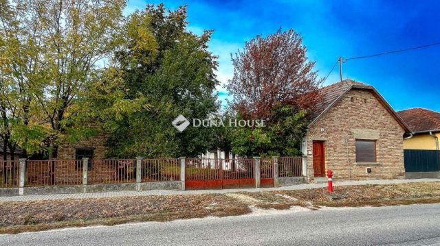 Eladó családi ház, Lajoskomáromban 19.7 M Ft, 2 szobás