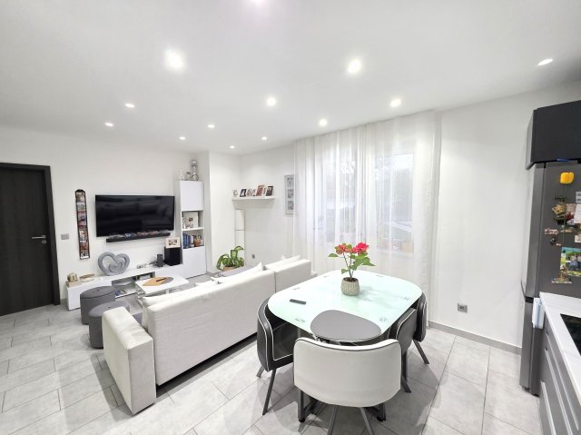 Eladó ikerház, Tatabányán, Verseny utcában 119 M Ft, 1+2 szobás