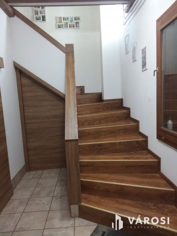 Eladó családi ház, Szombathelyen 90 M Ft, 7 szobás
