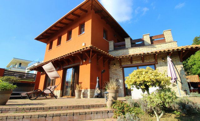 Eladó családi ház, Nagykovácsiban 219 M Ft, 4 szobás