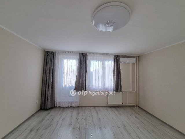 Eladó panellakás, Pápán 44.75 M Ft, 2 szobás