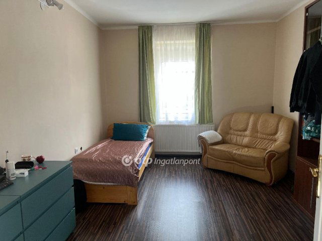 Eladó családi ház, Pápán 129 M Ft, 10 szobás