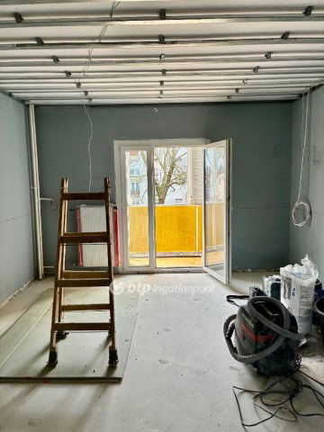 Eladó panellakás, Pécsett 63.9 M Ft, 2 szobás