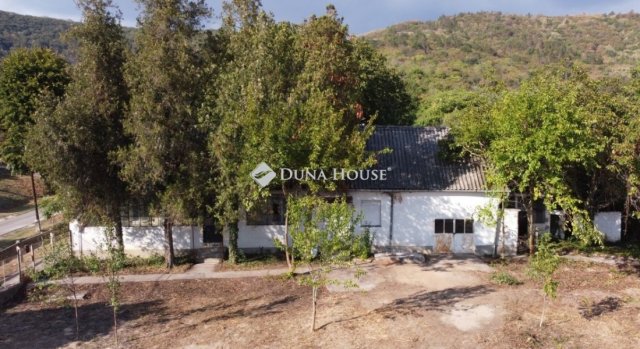 Eladó családi ház, Siklóson 28 M Ft, 3 szobás