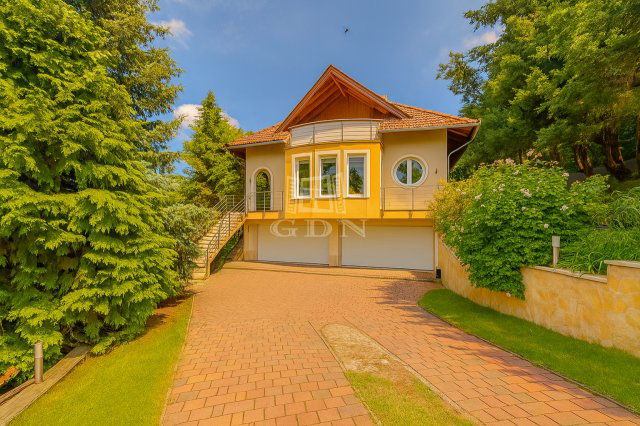 Eladó családi ház, Szentendrén 299 M Ft, 10 szobás