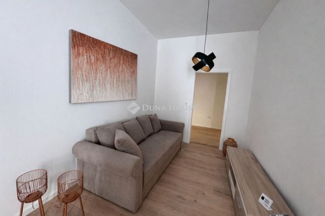 Eladó téglalakás, Pécsett 69.9 M Ft, 3 szobás